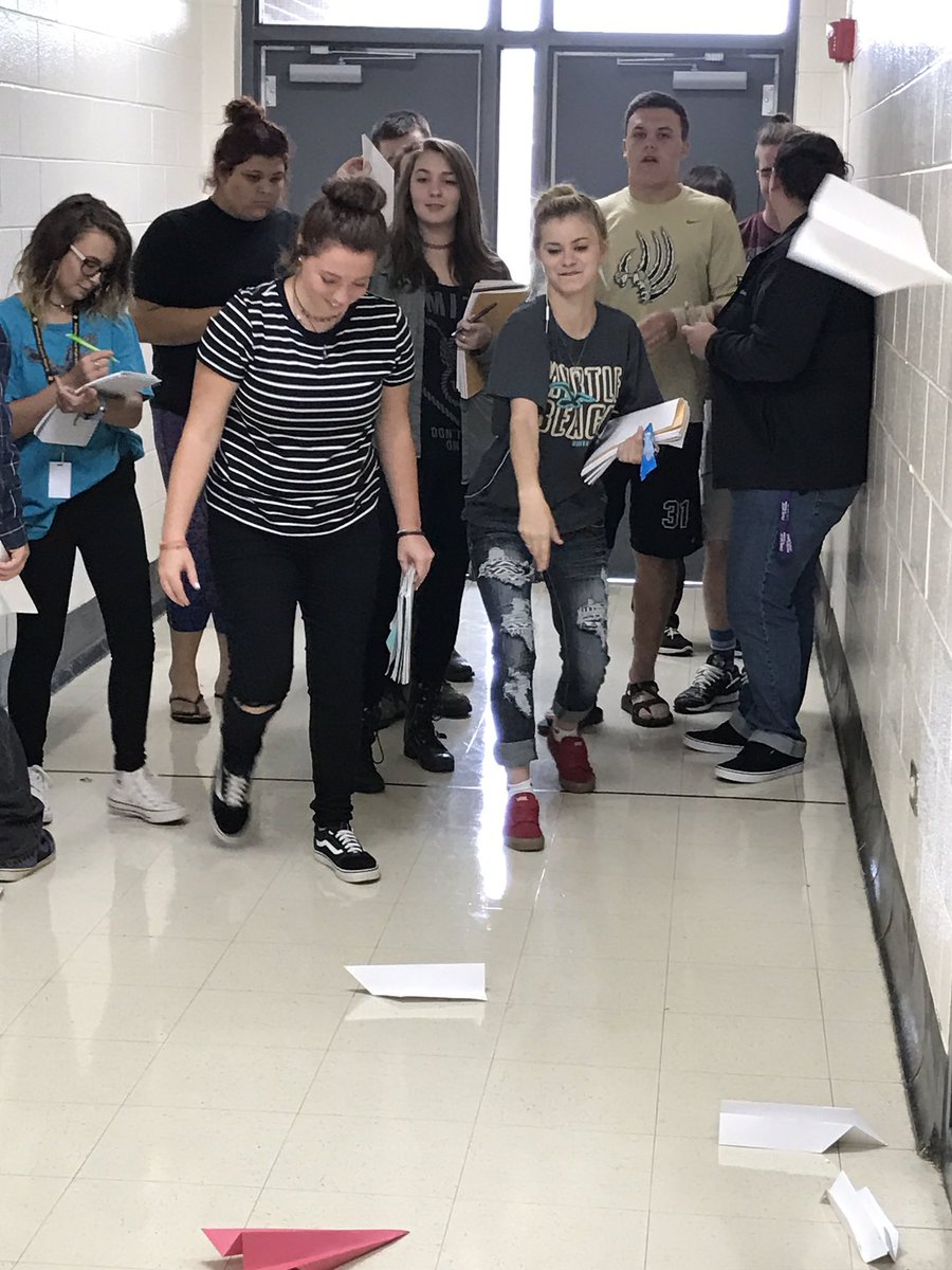 TheLackeyLab's tweet photo. Accuracy, precision, and paper planes #thinklikeascientist #bears #bchs https://t.co/WCyjk4mcfX