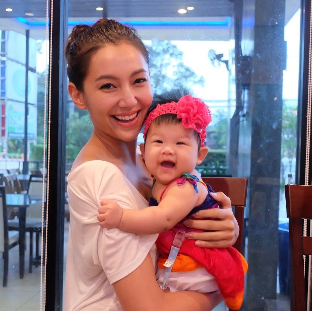 WeirbellaWB's tweet photo. น่ารักแพ็คคู่คะ น้องเบล-น้องดรีม
เมื่อลุงเวียร์อุ้ม น้องดรีมก็จะฟินหน่อยๆ
#เวียร์เบลล่า https://t.co/X7mM8ghfR0