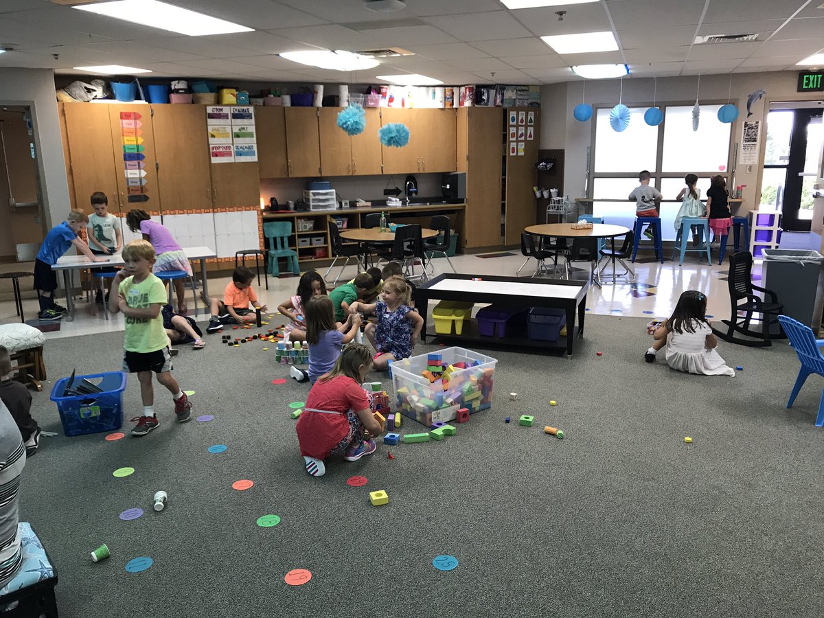 MrsBrown014's tweet photo. Kinders hard at work on the #firstdayofschool #oneflagstone https://t.co/BSh0CeQPDp