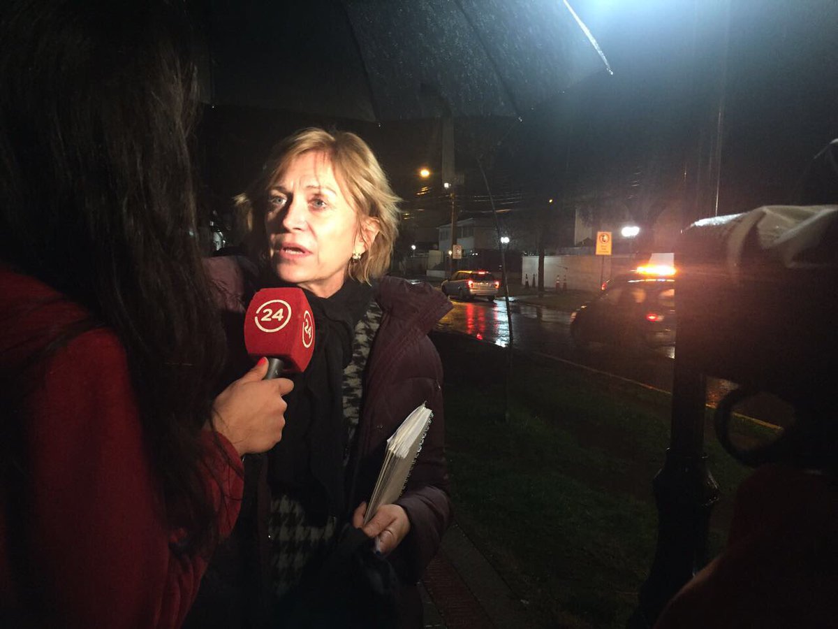 evelynmatthei's tweet image. 🔴Estamos en terreno, evaluando y tomando decisiones para disponer ayuda, realizar catastros e informar a los vecinos. Emergencias 📞 al 1414.