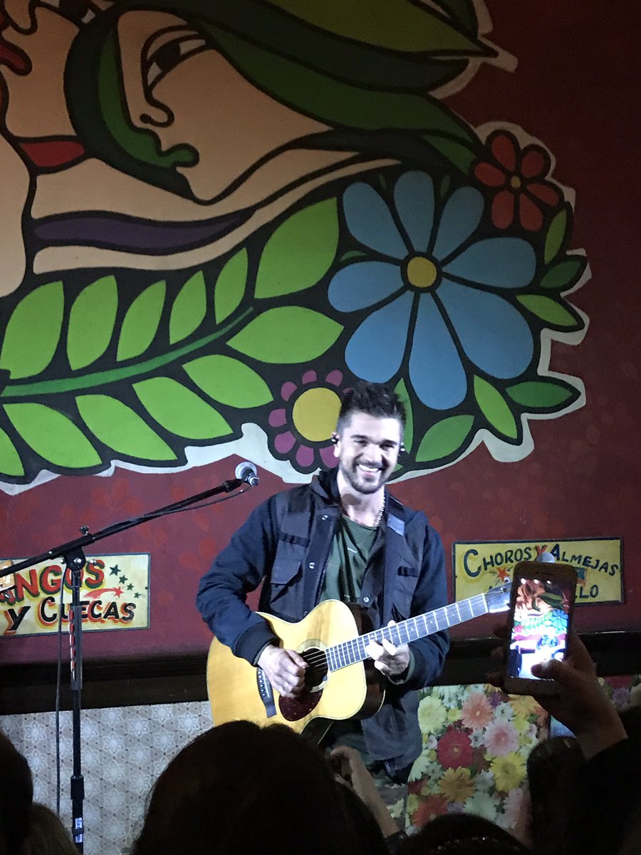 Caroguida's tweet photo. Wow!! @juanes está cantando en el @bar_liguria!!!! #juanes #liguria https://t.co/b0BWbWRLPg