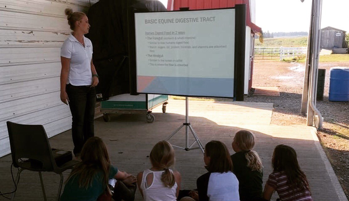 HoffmansHorse's tweet photo. Talked to a lot of great kids today from the High Country Pony Club about equine nutrition! #equinenutrition #learning #FeedEmRight https://t.co/Qug6aD5Uy5