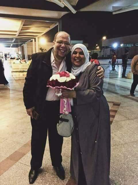 entwaa_1's tweet photo. ده راجل مصرى راح يستقبل مراته في المطار وماسك بوكيه الورد ده ومش مهم الناس تبصله ازاى او هتقول ايه  المهم هو بيحب مراته وحابب يفرحها ويسعدها https://t.co/tvqgqZMwOT