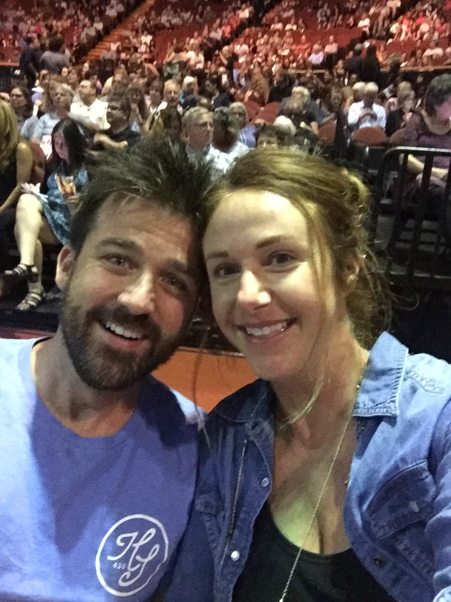 tracykontos's tweet photo. #tweetcaroline 🎼bah bah bah! Good times never seemed so good (SO GOOD SO GOOD!)🎼 #briantracyandneil https://t.co/2qDpkJOOrz