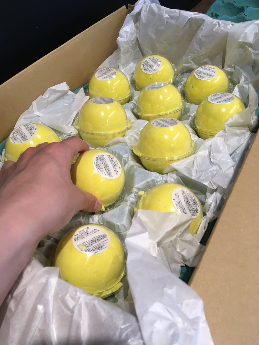 lush_daikanyama's tweet photo. フレッシュなレモンが届きたて?!実はこれバスボムなんですよ!一つ一つ丁寧に手作り商品丁寧に梱包して入荷するんですよ^_^
#lush
#lushcosmetics
#bathbomb
#fizzbanger
#ラッシュ
#ラッシュ代官山
#バスボム
#パチパチサーカス https://t.co/sg1SMkkhWG