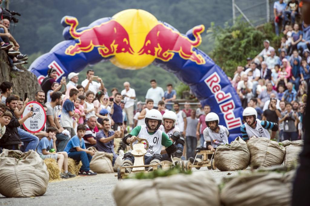 RedBullTR's tweet photo. Sözde değil, özde Formulazcıları arıyoruz! Testi çöz, Red Bull Formulaz fatihi olduğunu kanıtla: https://t.co/FcX8AmvJ5I #redbullformulaz https://t.co/CPdETZlHQY
