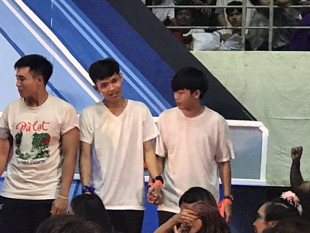 iamzhen_'s tweet photo. เด็กๆคะ รออะไรคะ กรี๊ดสิคะ #Beginnincamp16 #ทีมนเรศวร #chsfact https://t.co/cAIO8Ekn6g
