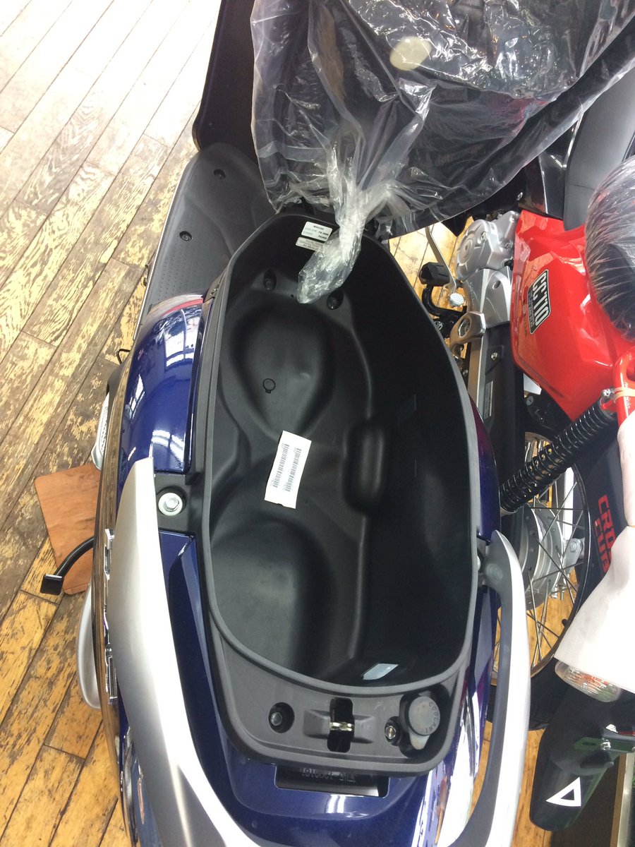 Sprout スプラウト 横浜のバイク屋 リード125入荷 メットイン広い ステップも広いので荷物をたくさん持ち運べます 積載性能抜群のバイクですね エンジンはpcxと同じなので燃費も抜群 乗用車として非の打ち所がないバイクです