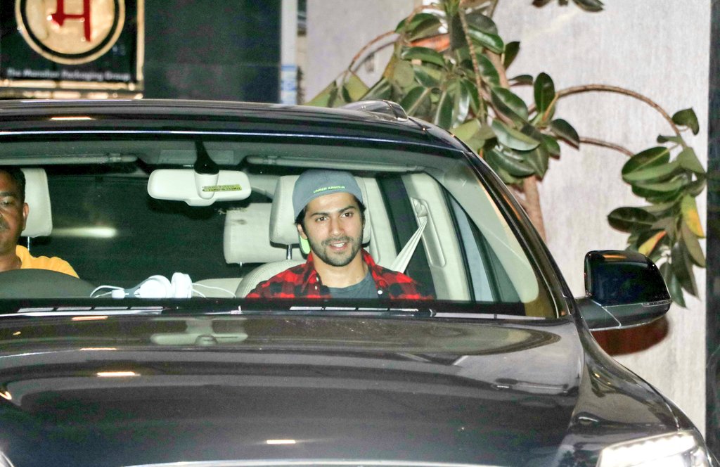 Varuniacs's tweet photo. [PICS 2 📷] : Varun Dhawan spotted at Juhu, Mumbai! 😘❤

Admin @B0MBAYCH0PRA 
#Untagged #VarunDaily #HQ https://t.co/3J5uKivmP2
