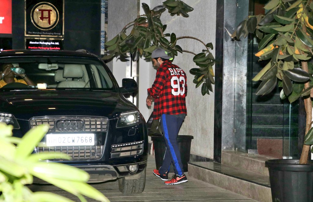 Varuniacs's tweet photo. [PICS 1 📷] : Varun Dhawan spotted at Juhu, Mumbai! 😘❤

Admin @B0MBAYCH0PRA 
#Untagged #VarunDaily #HQ https://t.co/jsfPNohnO6
