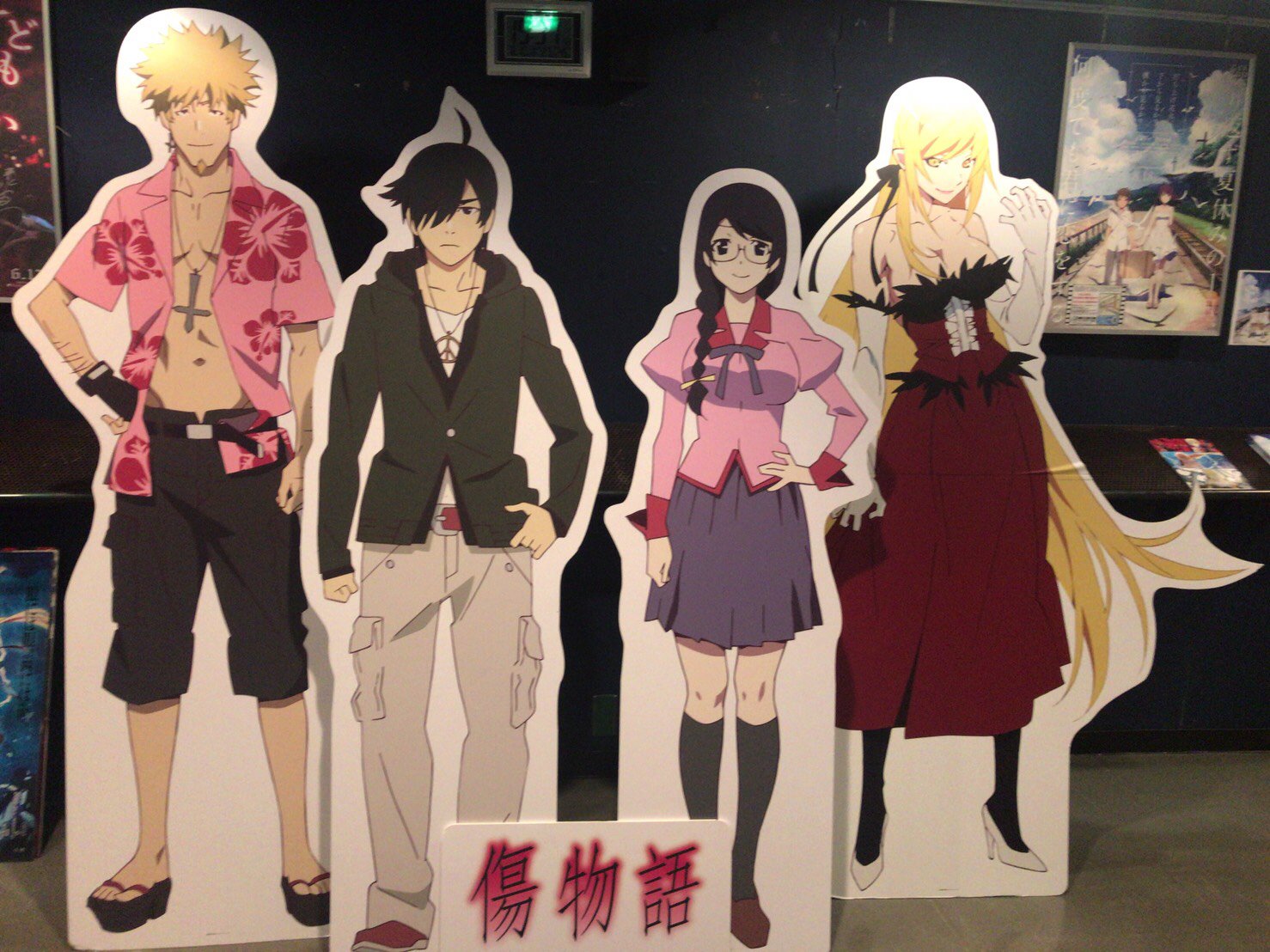 池袋シネマ ロサ 物語 シリーズでおなじみ新房昭之監督の最新作完成記念 傷物語 三部作を当館で一挙上映 等身大パネルがお出迎え なんと9体 高クオリティなフィギュア展示あり 作品の物販も充実してますよ スクリーンで 圧倒的な衝撃を楽しみ