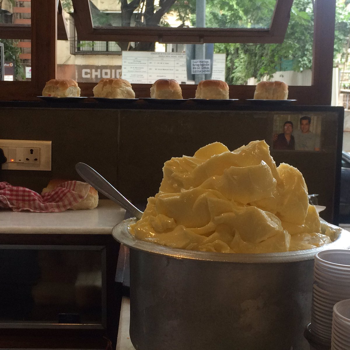 ameyakunte's tweet photo. Buns queued up .. for butter "facepack"
#BunMuska at Irani restaurant https://t.co/reiMZRotnV