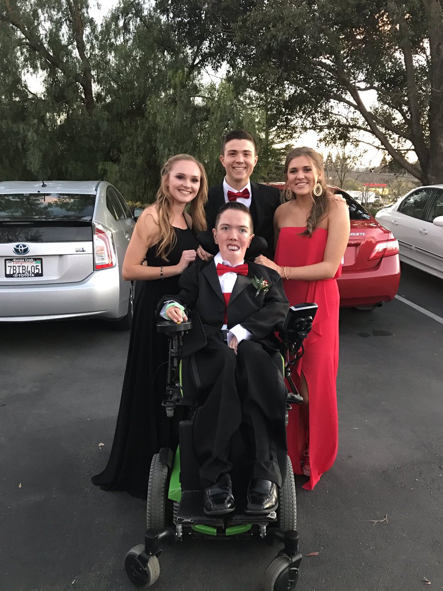 _juliaberg's tweet photo. Happy 18th bday to two of my bestest friends!!' Hope you guys had such an amazing day thanks for all the mems💚💚💚💚💚 @m_coney_2 @audrey_c_ https://t.co/quHWqXUtmz
