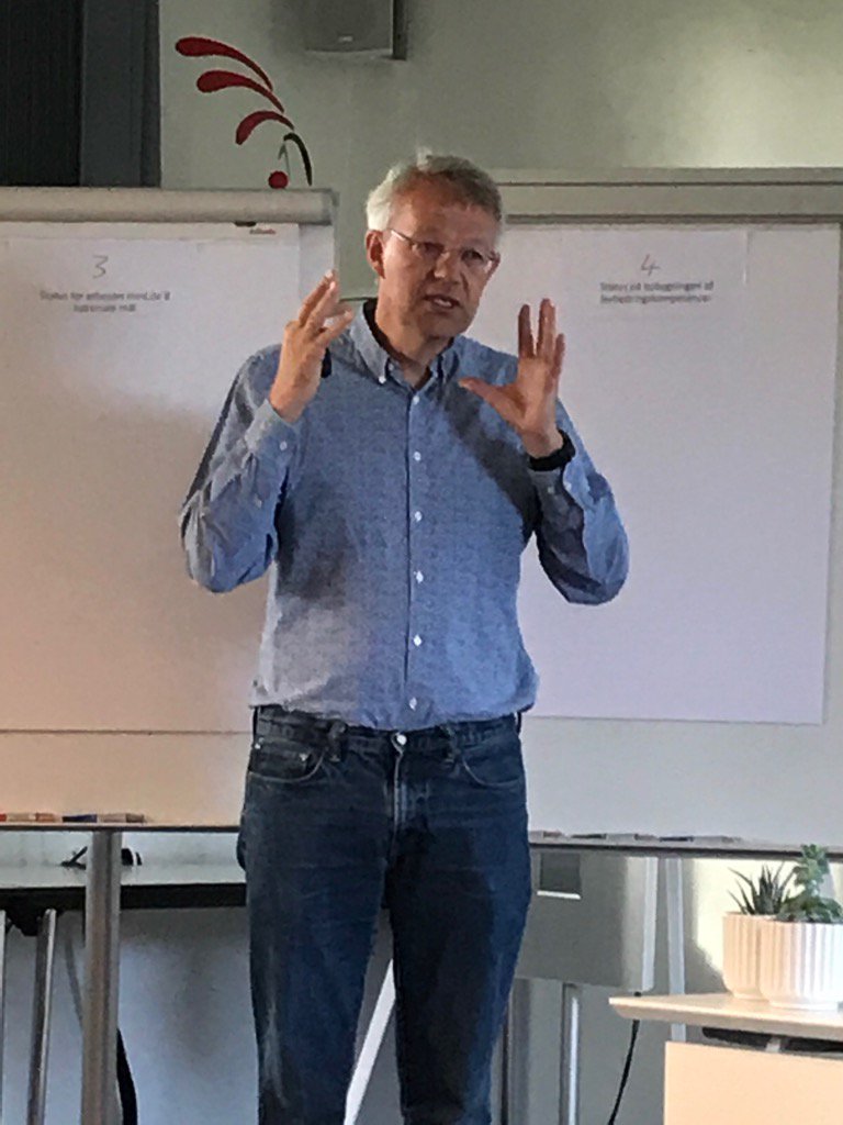 TwitJens's tweet photo. #AndersHede fra @trygfonden giver gode råd til regionerne til forskningsprogram for #kvalitetsprogrammet https://t.co/qn2yD8ye85
