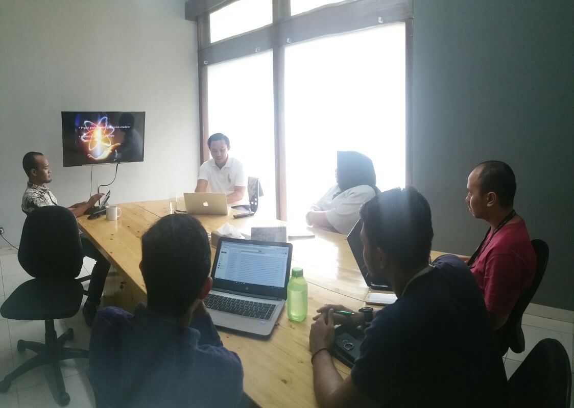 gdilab's tweet photo. Tadi pagi, tim sales & marketing @gdilab mengikuti sharing session dengan @Adihardiana dari Omnikom. Terima kasih sudah berbagi :) #GDILife https://t.co/y7WT0pFoY3