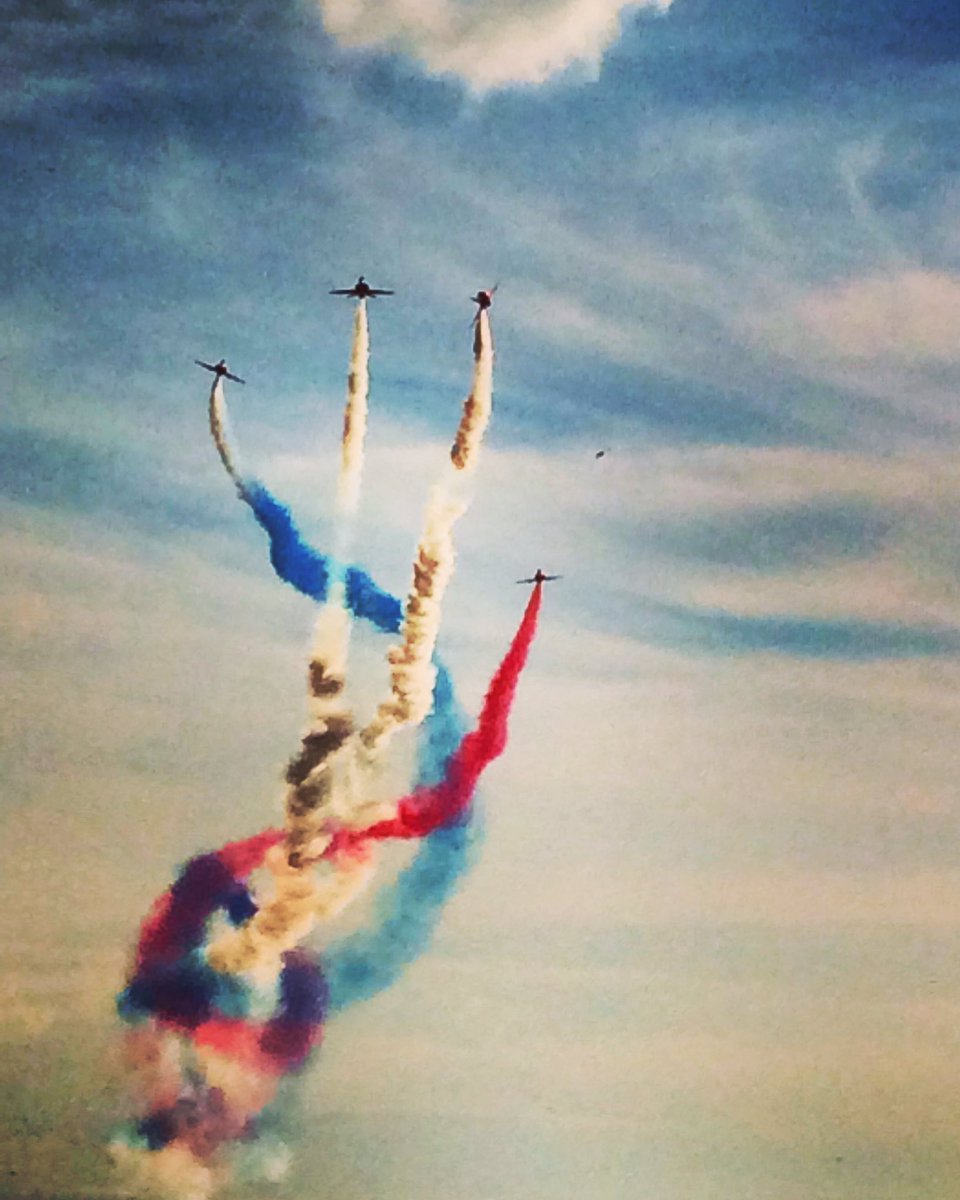 dorsetdom1905's tweet photo. #RedArrows at @LymeRedArrows yesterday were superb 
Watched from the relative calm of Charmouth beach as Lyme was ridiculously busy https://t.co/oPht4rvAH9