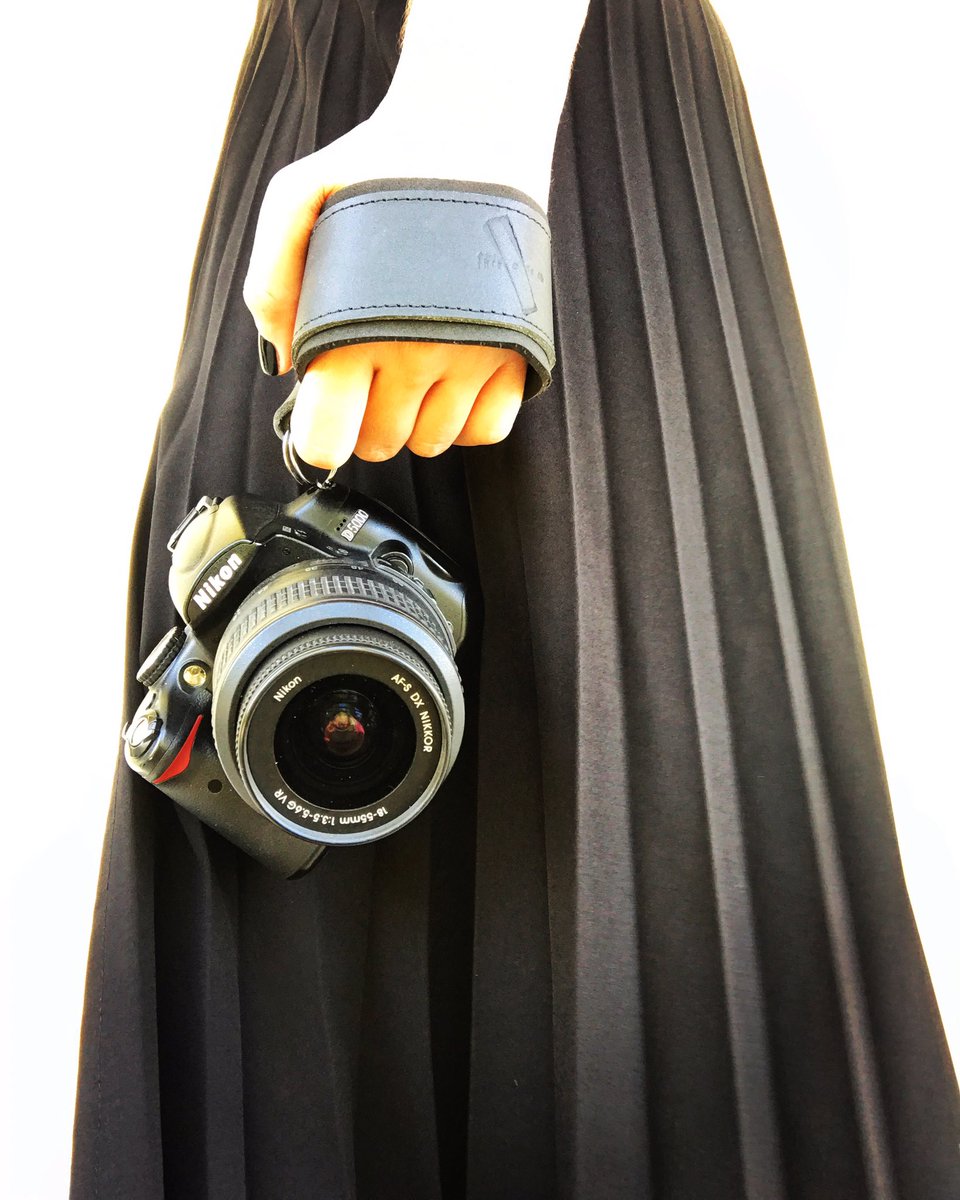 thisisitsleeves's tweet image. this.handle for camera in total black 

Easy to carry your camera with you and be stylish! 

 #camerahandle #cameraessentials #nikon