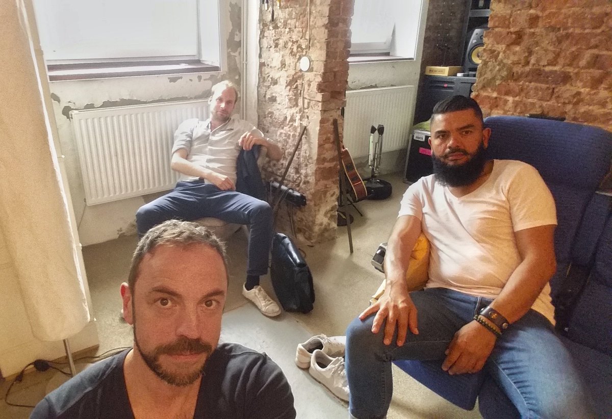 monoPunk @ studio - das Blut und der Schweiss kleben noch an den Wänden! #komischwennsvorbeiist #monoPunkEP  @Drumfestival @MusikMeyerAG