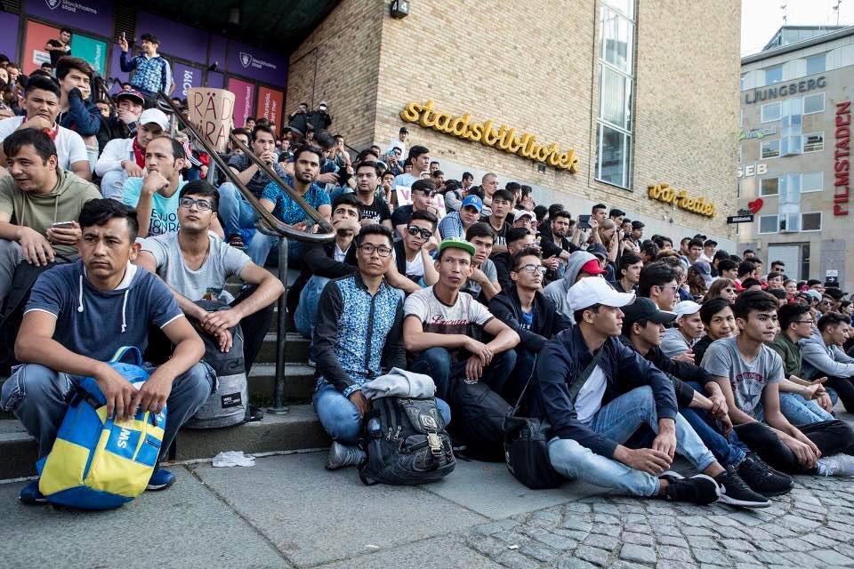 hanifbali's tweet photo. (Smuggel)Asylsystemets inneboende orättvisa könsfördelning på en bild. Kvotsystem istället för smugglingsasyl nu tack. https://t.co/5aIGzYgX3r