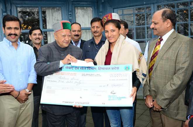ImSushian's tweet photo. Himachal Pradesh CM honoured wicket-keeper of the Indian women cricket team @ImSushVerma with a cash award of Rs 5 lakh and a job of DSP.!! https://t.co/C8zFMBciUK