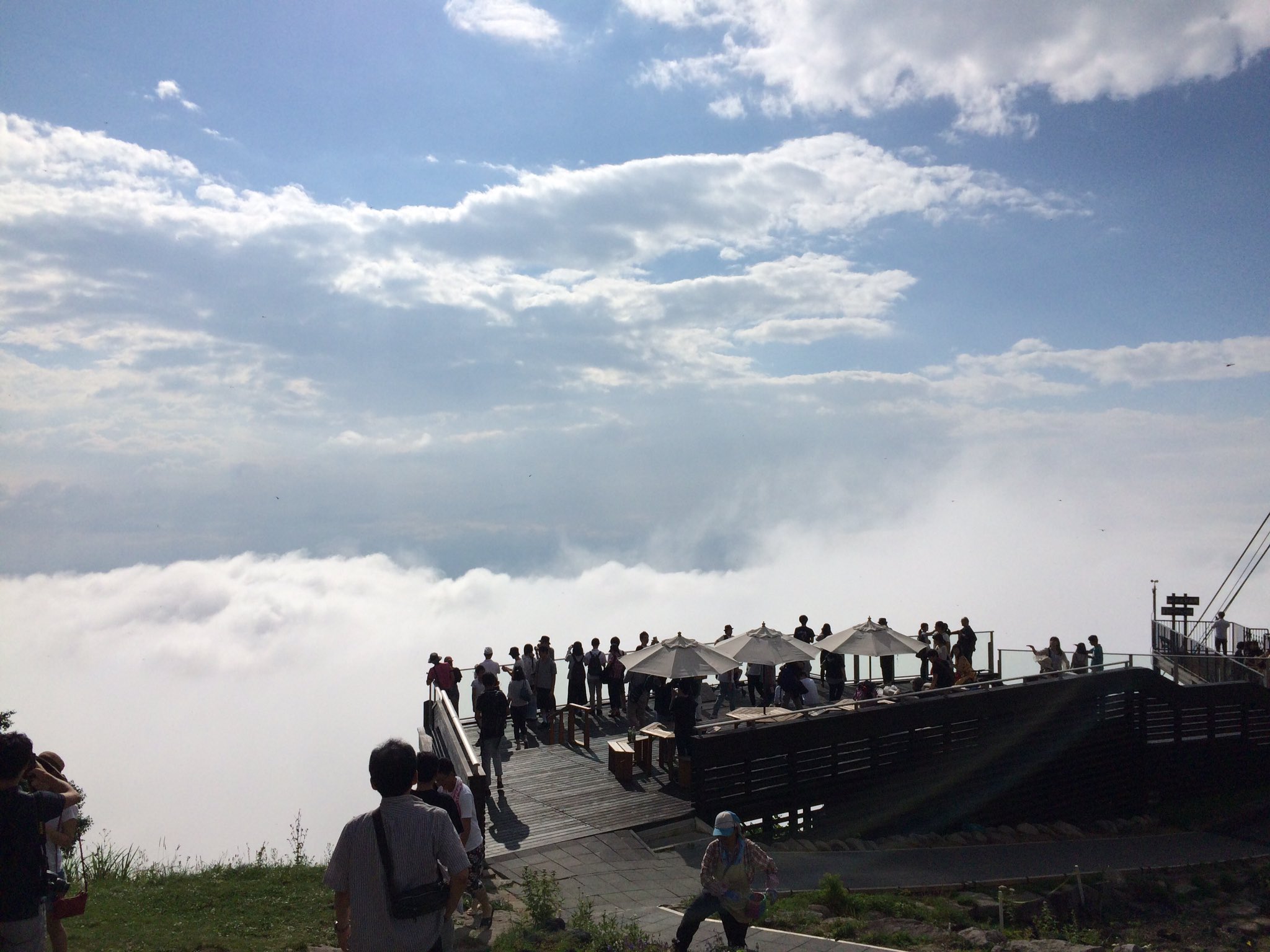 絶景テラスで空と自然を楽しむ 竜王マウンテンパーク 天気予報が曇りでも関係なし ソラテラスは今日も雲海です 夕方になるにつれて よくなりそうな気がする 今日から毎日星空ナイトクルーズもあるよー 絶景テラスで空と自然を楽しむ 竜王マウンテンパーク 天気予報が曇りでも関係なし ソラテラスは今日も雲海です 夕方になるにつれて よくなりそうな気がする 今日から毎日星空ナイトクルーズもあるよー