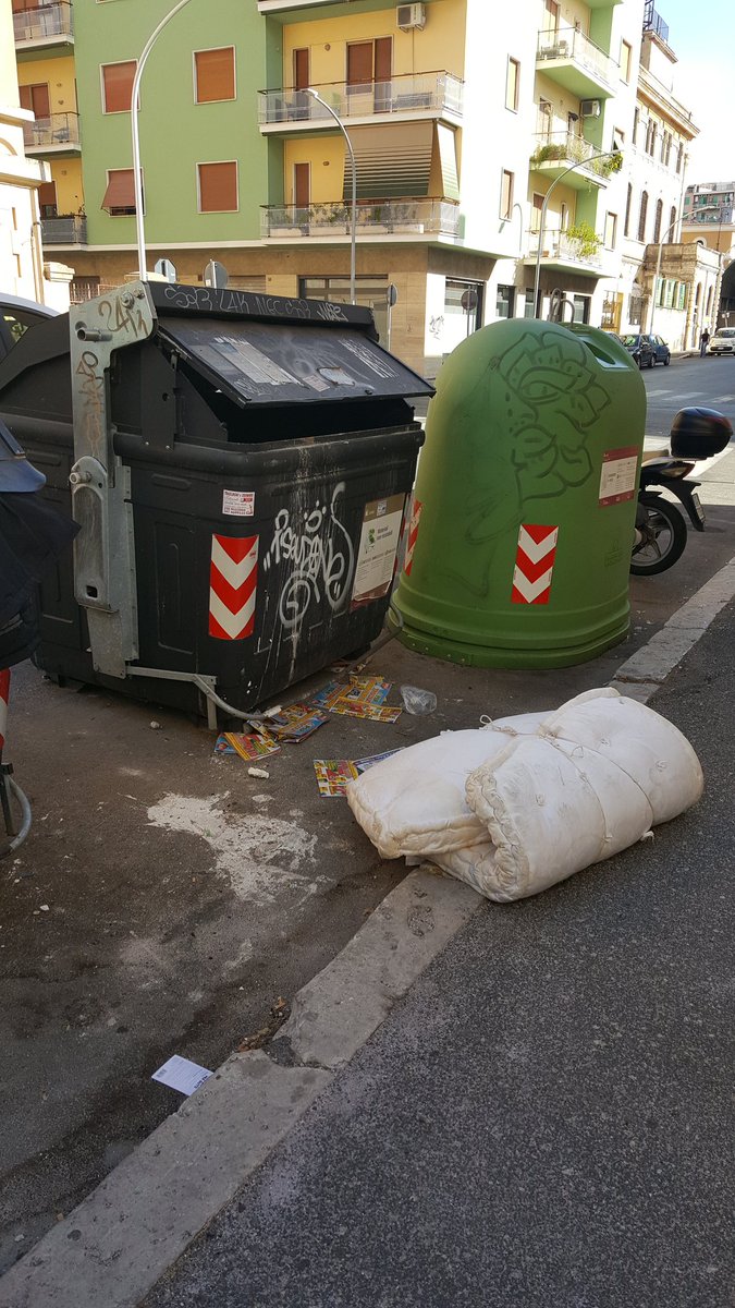 sbru87's tweet photo. Furio Camillo h 9.15 
Oggi sono 3 giorni che io e lui abbiamo una relazione..
@RiprendRoma @Sosromacapitale @Antincivili @AvvistaMonnezza https://t.co/GNRhPGz1zl