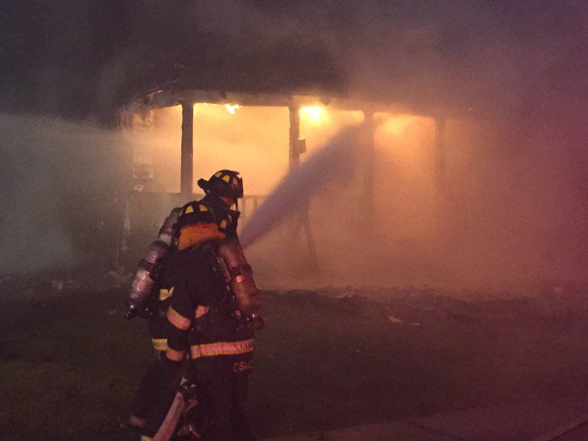 IFD_NEWS's tweet photo. Heavy Fire engulfs vacant two story double residence at 802 Roache St #DefensiveAttack only $50K Damage &amp; #UnderInvestigation https://t.co/z05LmdwKe1