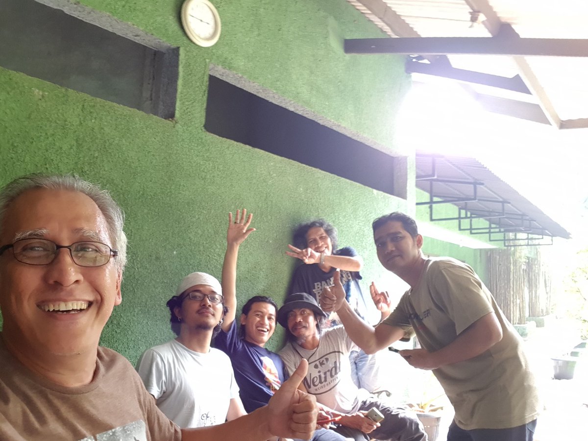 jelang latian sesekali nyelfi dululah 🎸