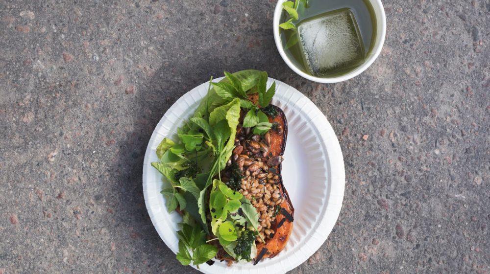 5 tärppiä: katsasta ainakin nämä ruokapaikat Flowssa! Kuvassa ravintola Grönin annos Kurpitsa. #FlowFestival #Gron viinilehti.fi/2017/08/5-ruok…