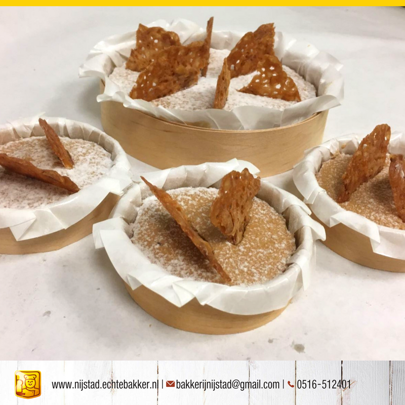 EchteBakkerNijs's tweet photo. Onze weekendtip: #cheesecake met een vleugje #kaneel, gedecoreerd met een huisgemaakte #kletskop. Met wie deelt u een gebakje of taart? https://t.co/vwjlvN8ku7