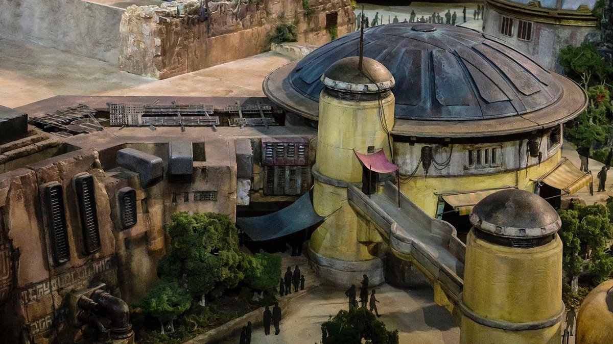 DisneyParks's tweet image. #StarWars: Galaxy’s Edge &amp;amp; Toy Story Land models will soon be on display at Disney’s Hollywood Studios! bit.ly/2hRQQry