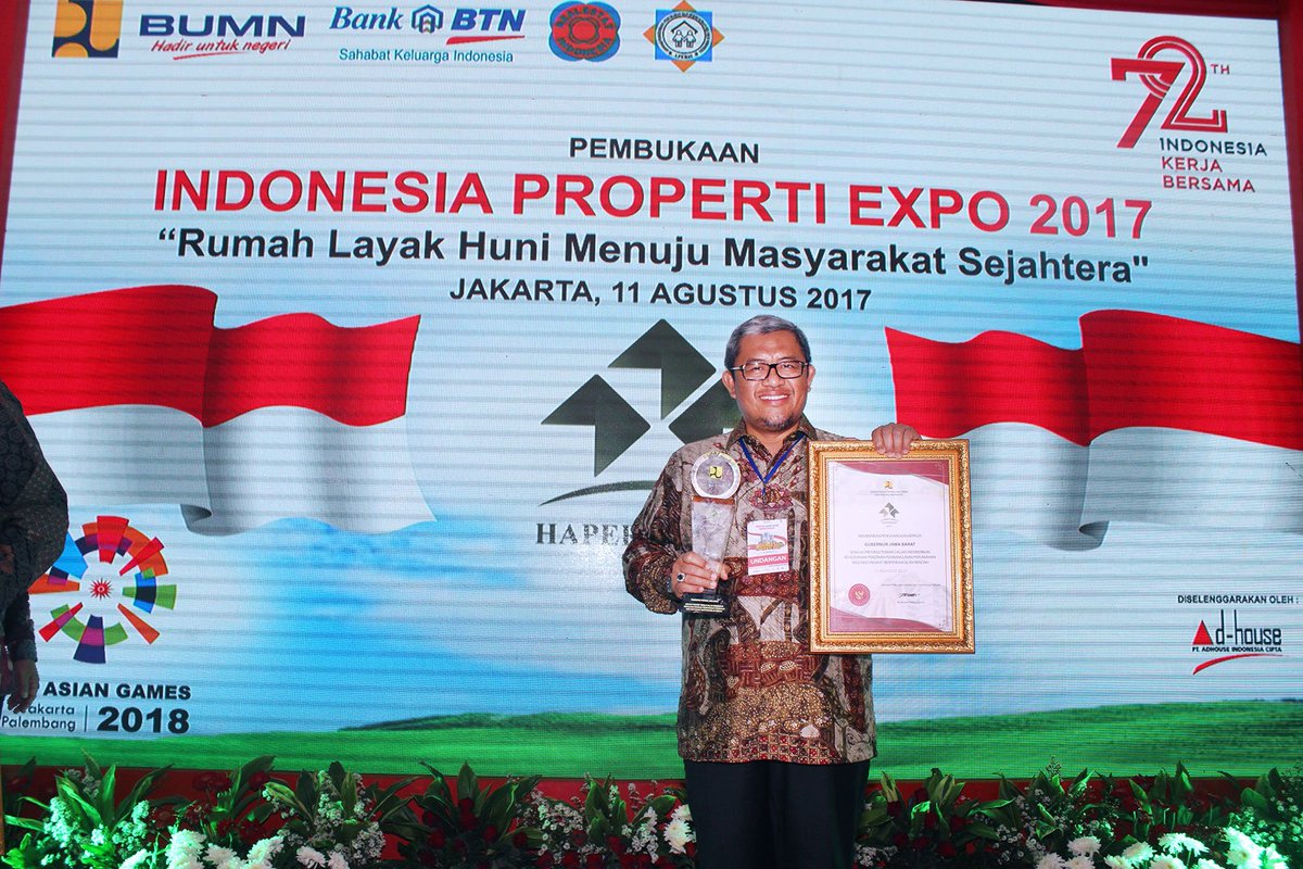 Gub Jabar <a href="/aheryawan/">Ahmad Heryawan</a> Kembali Menerima Penghargaan Atas Kemudahan Perizinan Pembangunan Perumahan bagi Masyarakat Berpenghasilan Rendah.