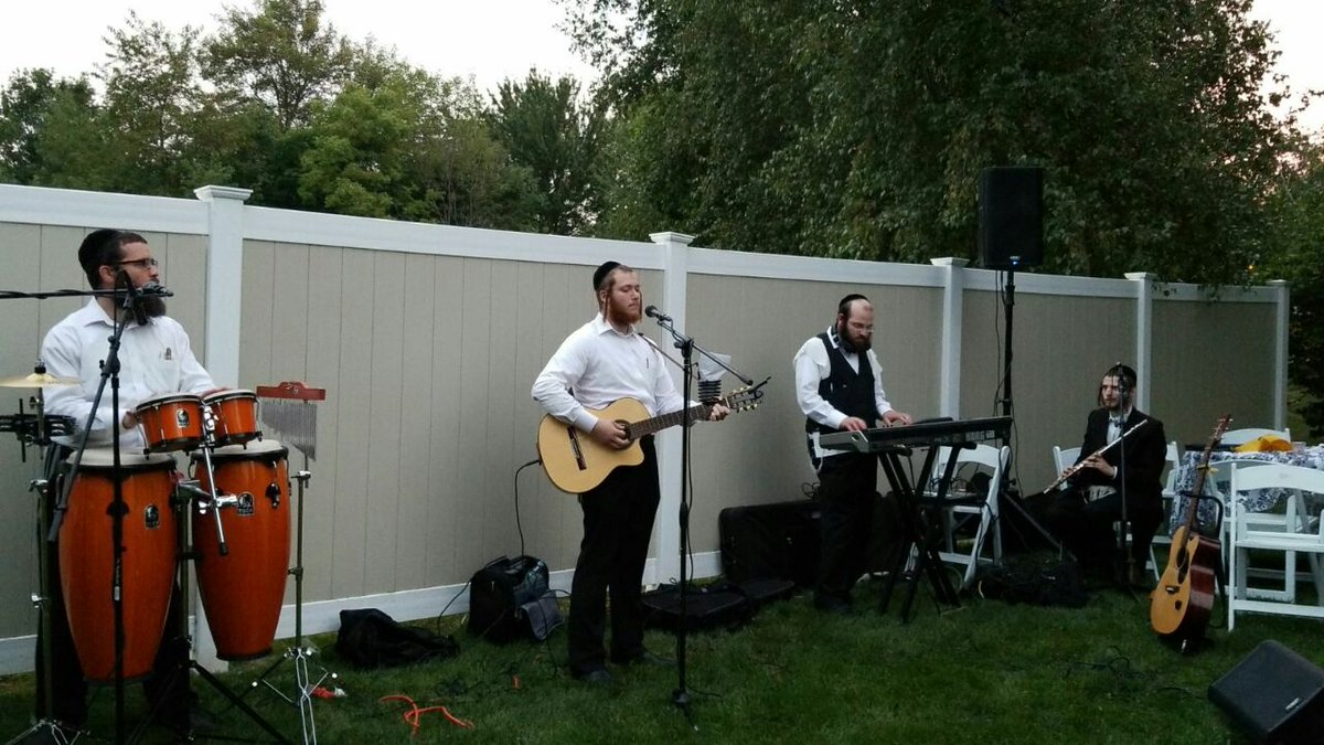 Beutiful #Kumzitz done yesterday by #ChaimFrideman singing &amp; guitaring music by #PinchasLoeb with <a href="/ShiaBeck/">Shia Beck</a> on Percussion