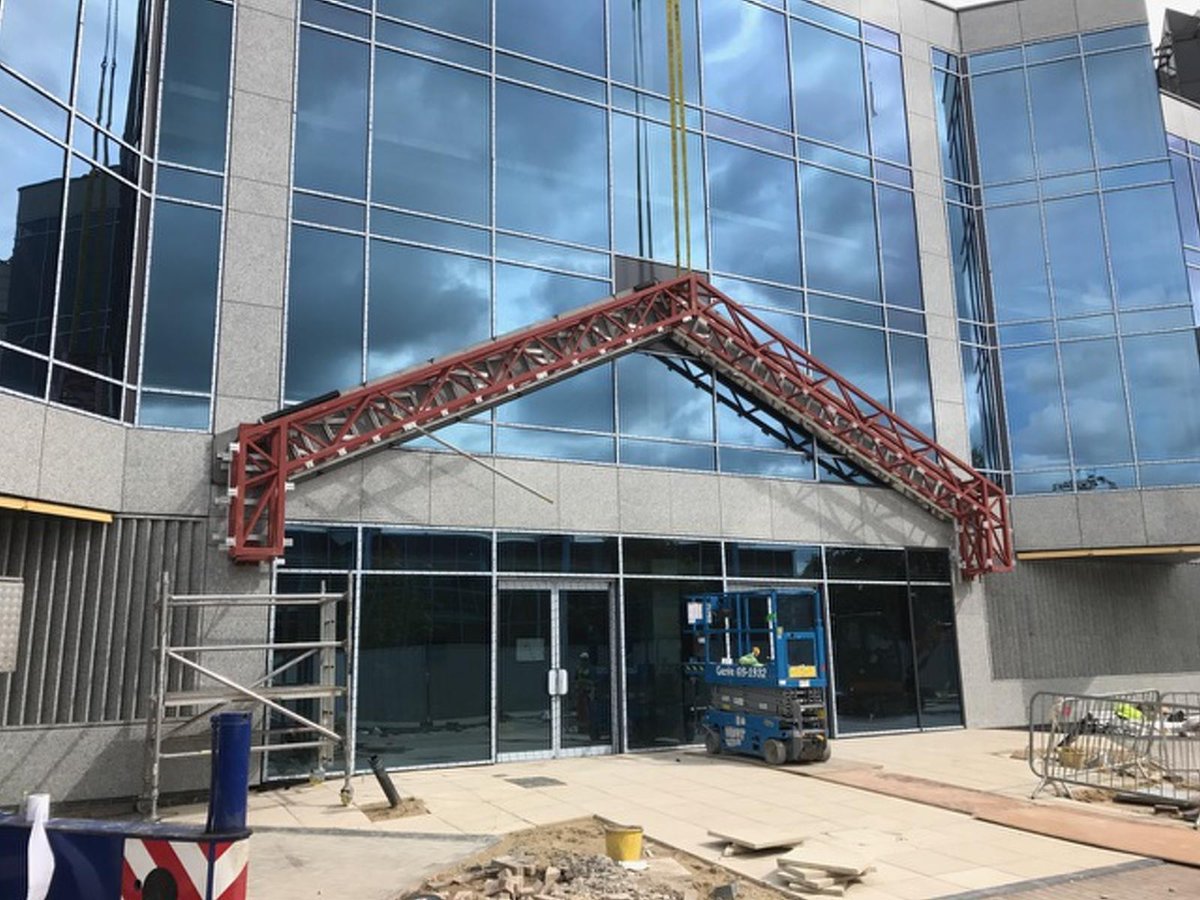 GE_Engineering's tweet image. Last part of Canary Wharf #contract being installed today. Main Entrance Canopy now in place.
