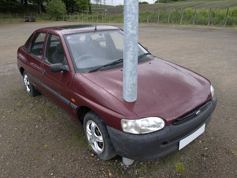 GEZOCHT foto's van lichtmasten met vreemde attributen: borden, vogelhuisjes, camera's, sensoren. Voor ons rapport Medegebruik Lichtmast