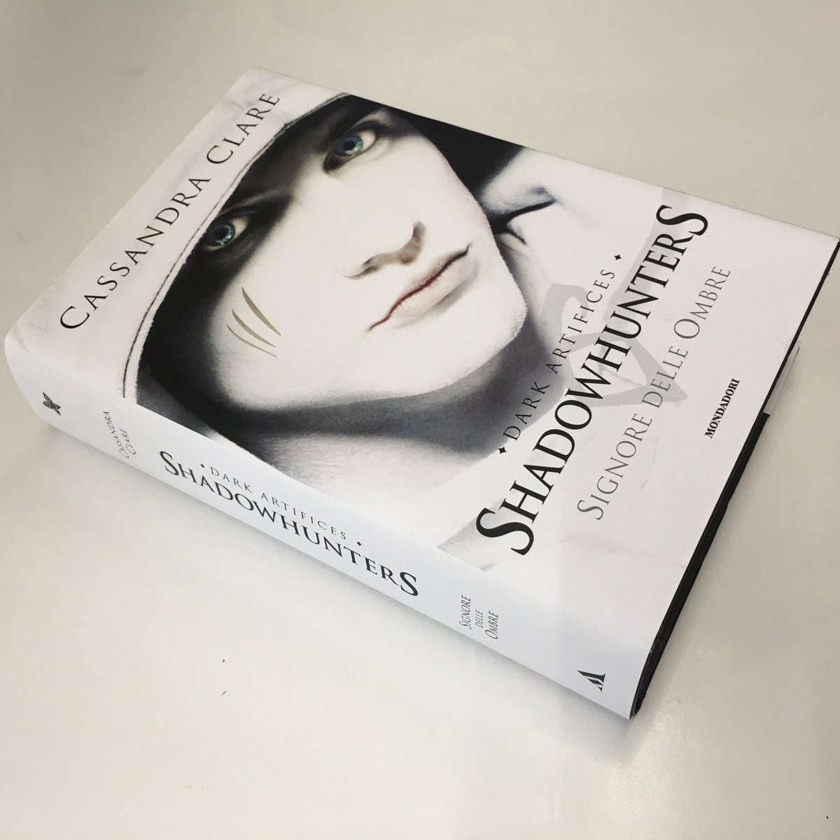 Mondadori's tweet photo. Rinunceresti all’amore della tua vita per salvare la tua anima? Lo scopriremo il 19 settembre #CassandraClare https://t.co/tw5195EXmd