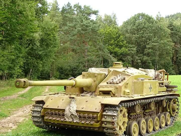 Ak_Interactive's tweet photo. #TomDan (🇩🇪), should have done this model for several weekends... with #ak 🎨
Because it's huge!
✔️StuG III Ausf. F/8, Scale 📏1:10 Full #RC. https://t.co/16HK1xpXTX