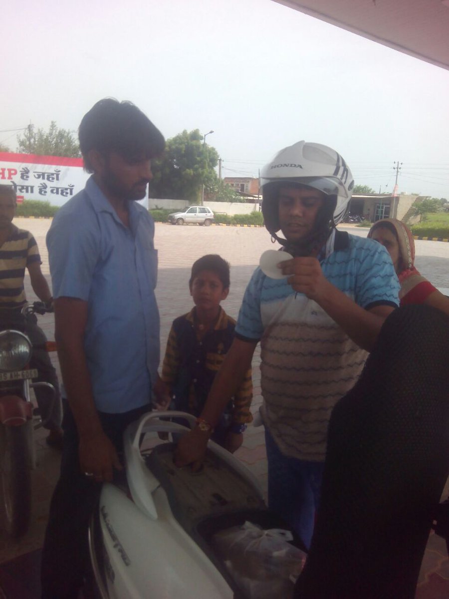 petro_planet's tweet photo. Q&amp;Q Campaign at Shd Naresh Kr Auto, M’garh#GoodFuelPromise @HPCL @Rg03Goel @subodhbatra10 @ManishTandon21 #HP है जहाँ भरोसा है वहाँ https://t.co/LY1JyU6oDK