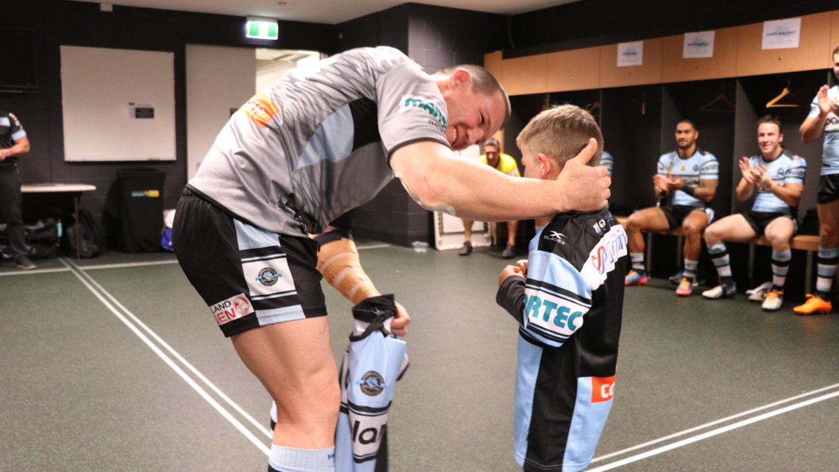 One of the most special jersey presentations. 

Father &amp; son.

#SharksForever 🦈 #Gal300