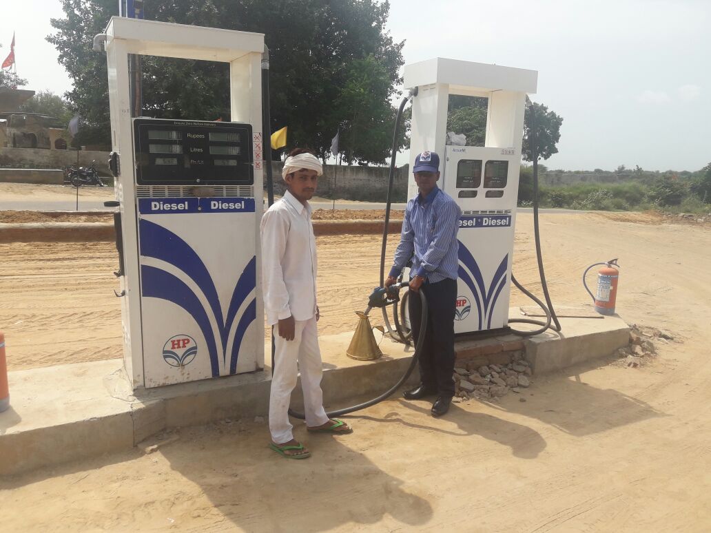 petro_planet's tweet photo. Q&amp;Q Campaign at Dev FS, Nitamatpur, M’garh#GoodFuelPromise @HPCL @Rg03Goel @subodhbatra10 @ManishTandon21 #HP है जहाँ भरोसा है वहाँ https://t.co/62rxpb7Yif
