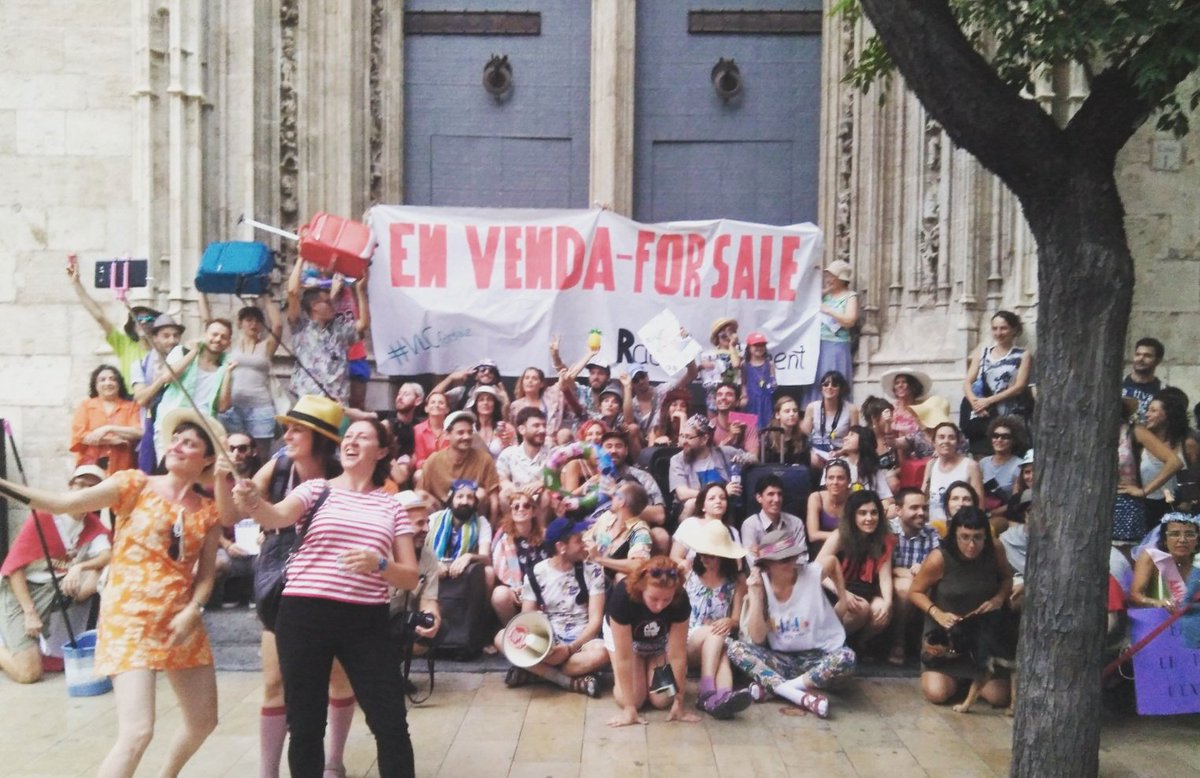 carleshcoscolla's tweet photo. @ximopuig @kayaya19 Error. La crítica al turisme és un debat sobre model d vivenda i ofici generacional. #Simplejidad q fa temps q no ho diu @manolomata #Seguim https://t.co/NwgozADpTJ