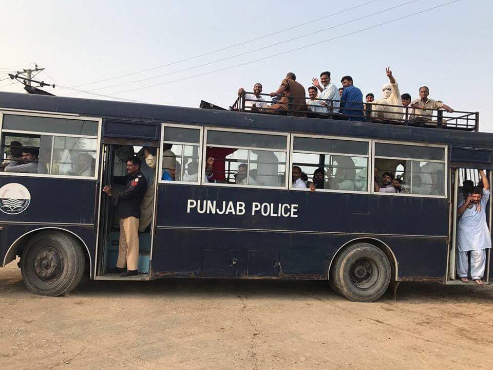 SirJohnRoe's tweet photo. Zindagi mein pehli baar qaidiyun ko itna khush dekha hai. Credit goes to Mian Nawaz Sharif. 👍 https://t.co/RrdFky9ryI