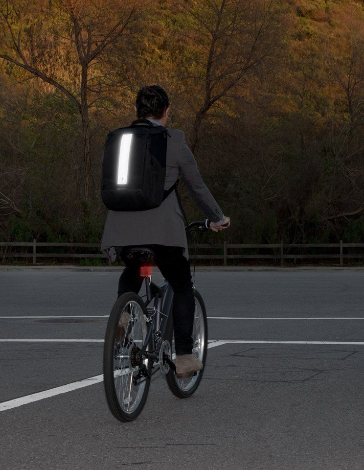 Belkin_JP's tweet image. #ActivePro シリーズのもう一つの魅力は、夜間の視認性を高めるための光反射ストリップの機能が備え付けられており、車やバイクなどを運転している方に自分の存在を早く知らせることができます。これなら夜道も安心ですね！
#MacBook #backpack