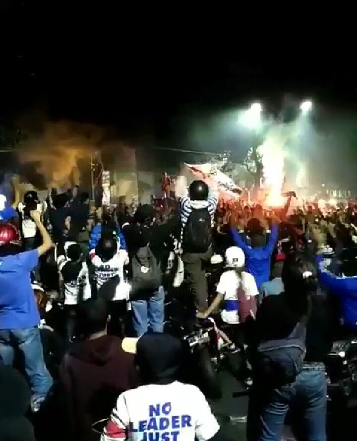 Rombongan sempat berhenti di depan taman krida budaya untuk menyanyikan lagu-lagu Aremania namun tetap tertib dan kondusif 🙏👌