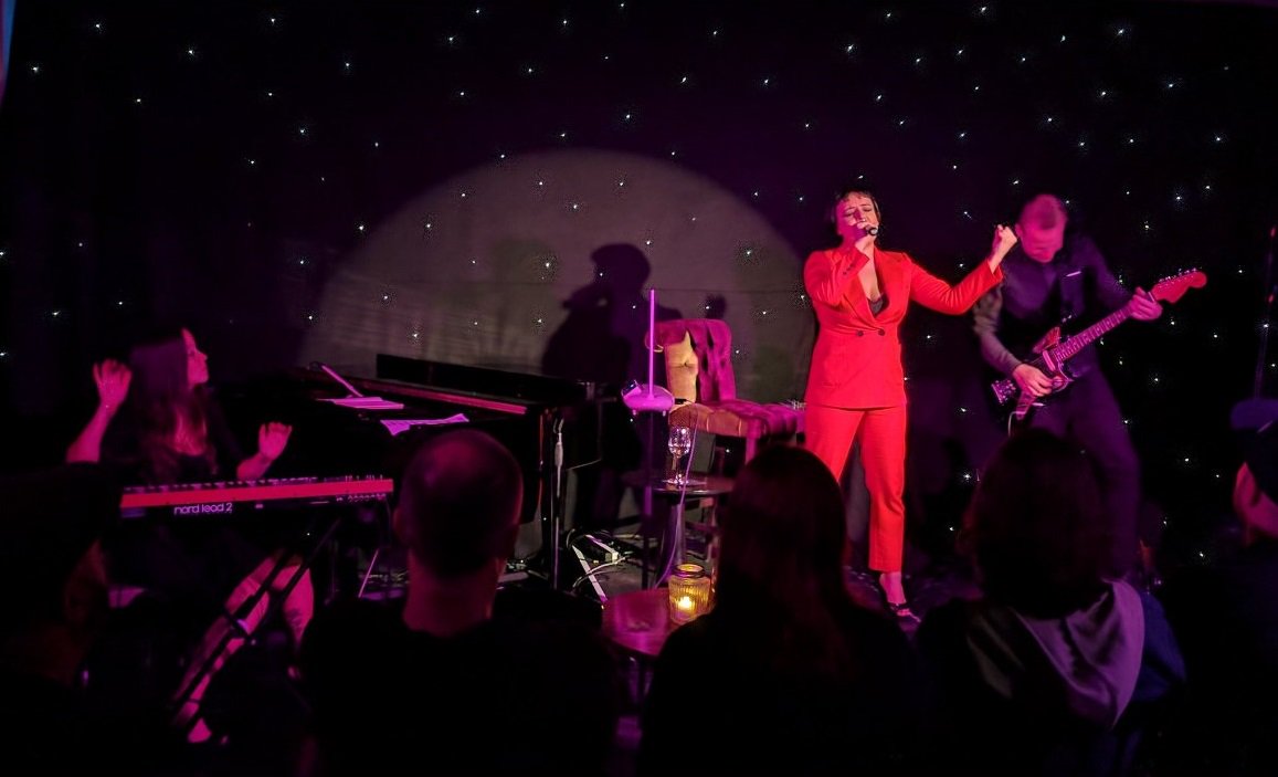 We are loving this shot of <a href="/carlalippis/">Carla Lippis</a> on our Boards stage! Check her out this #edfringe ➡️ ow.ly/fZ0R30ekBWQ