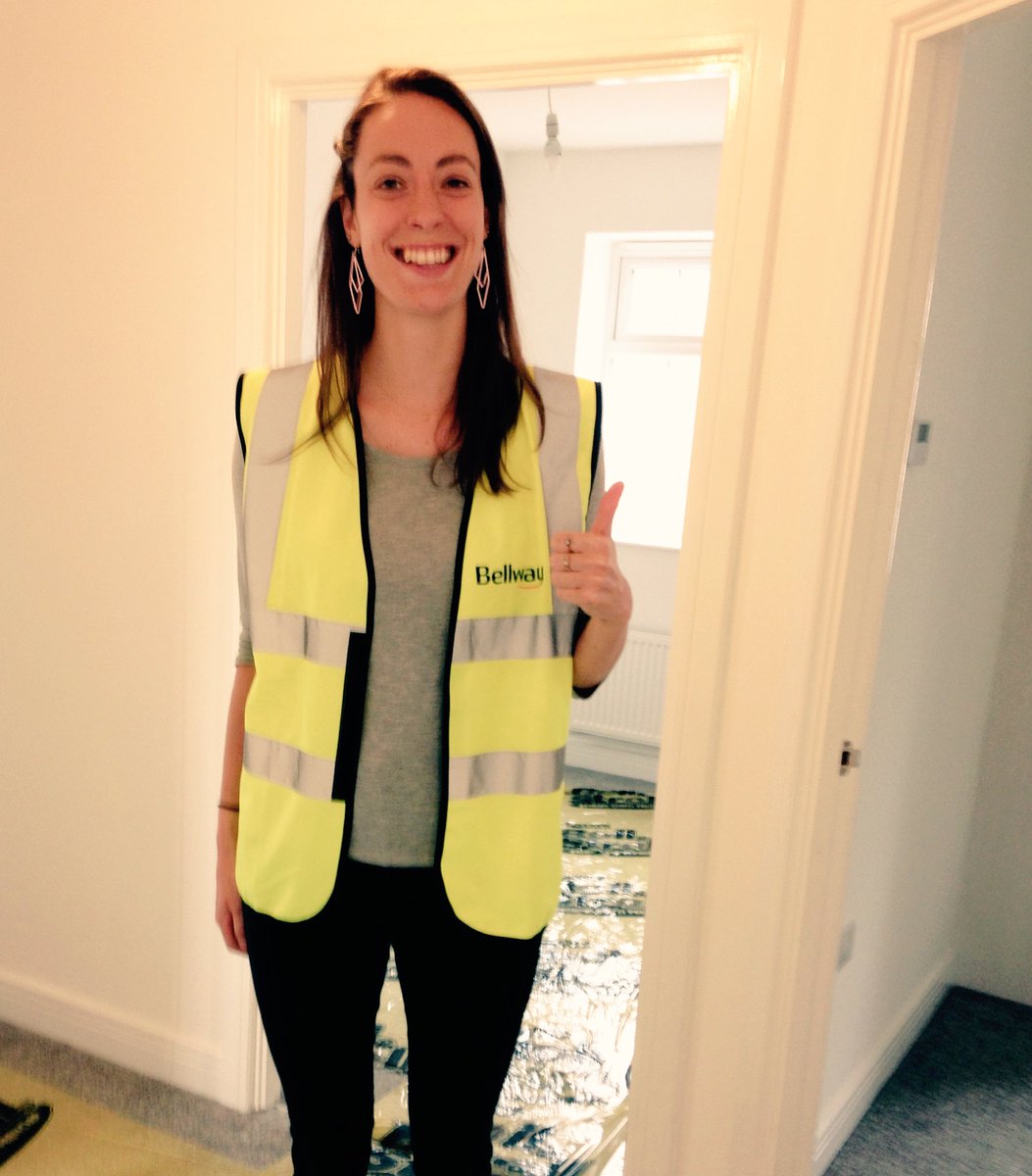 AliceLeake's tweet photo. First visit to my actual house 😍🏡🤗 #inlove #snazzyjacket https://t.co/KOIsJZfJTO