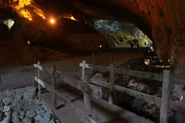 viajarconbe's tweet photo. ¿Conoces las cuevas de #Zugarramurdi? ¿Nooo? ¡Pues hay que remediarlo! ▶️▶️▶️ https://t.co/EyQ2nGvMYf #ViajarConBe #Navarra https://t.co/HHzT6NrGkF