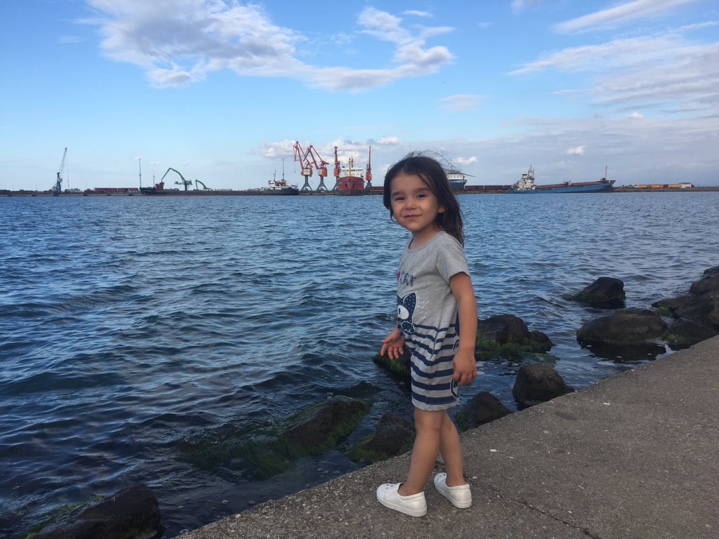Deniz kokusu ve serin ılık rüzgar kızımla huzur içinde oynuyoruz