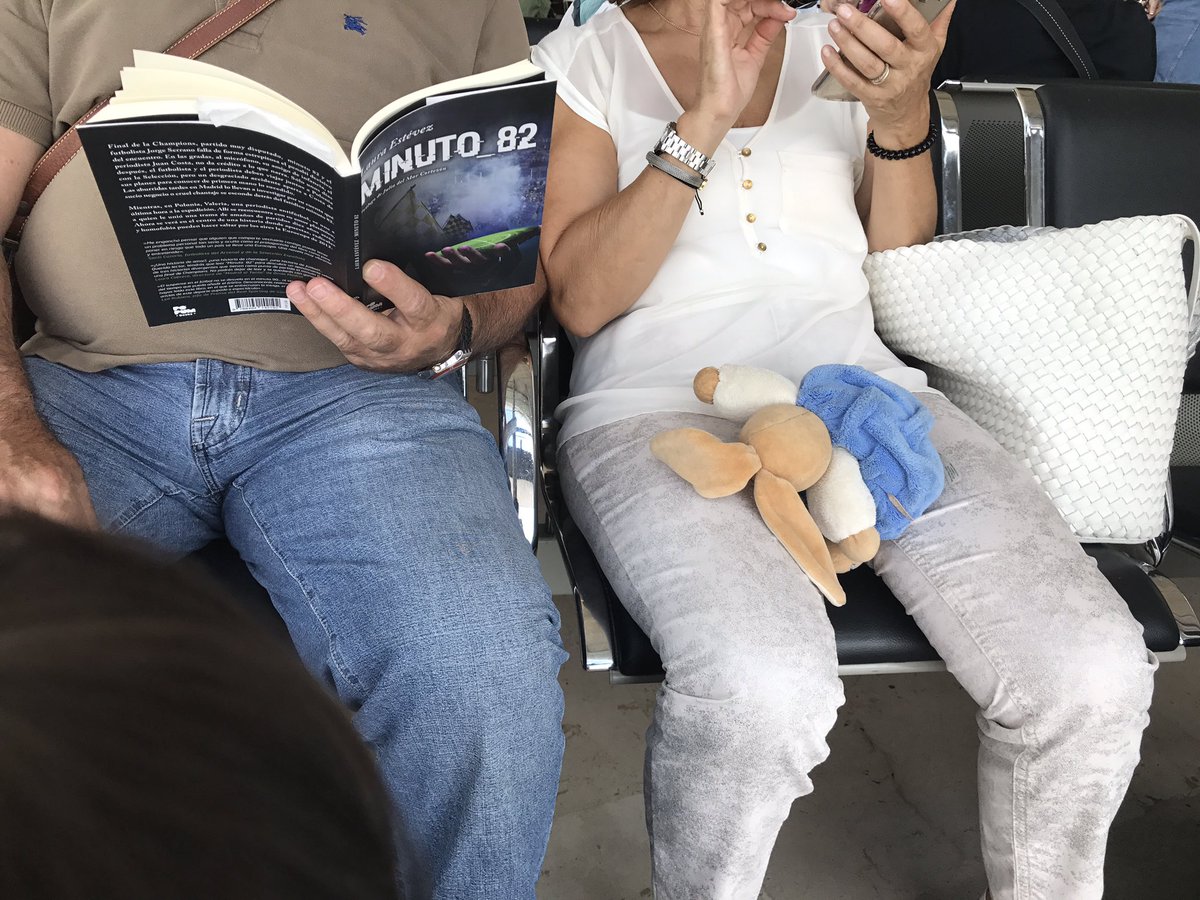 mariuromo's tweet photo. @LauraFueraJuego paseando por el aeropuerto de Valencia... Minuto 82!!! 🙌🏻 https://t.co/1zCaTvxA7n