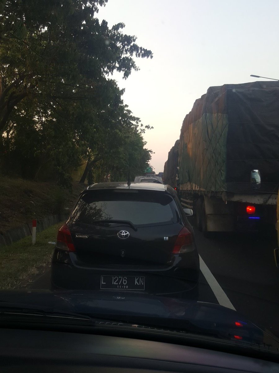 pisoe's tweet photo. @e100ss @RadioElshinta  dalam tol  sebelum exit banyu urip berhenti total hindari dulur https://t.co/YlYN8vm53y